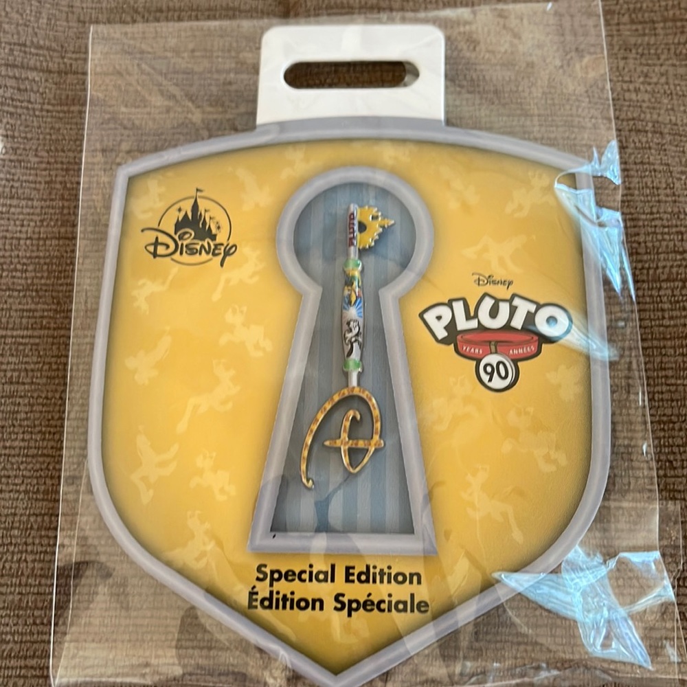 Special Edition Pin Pluto Key 90 years new